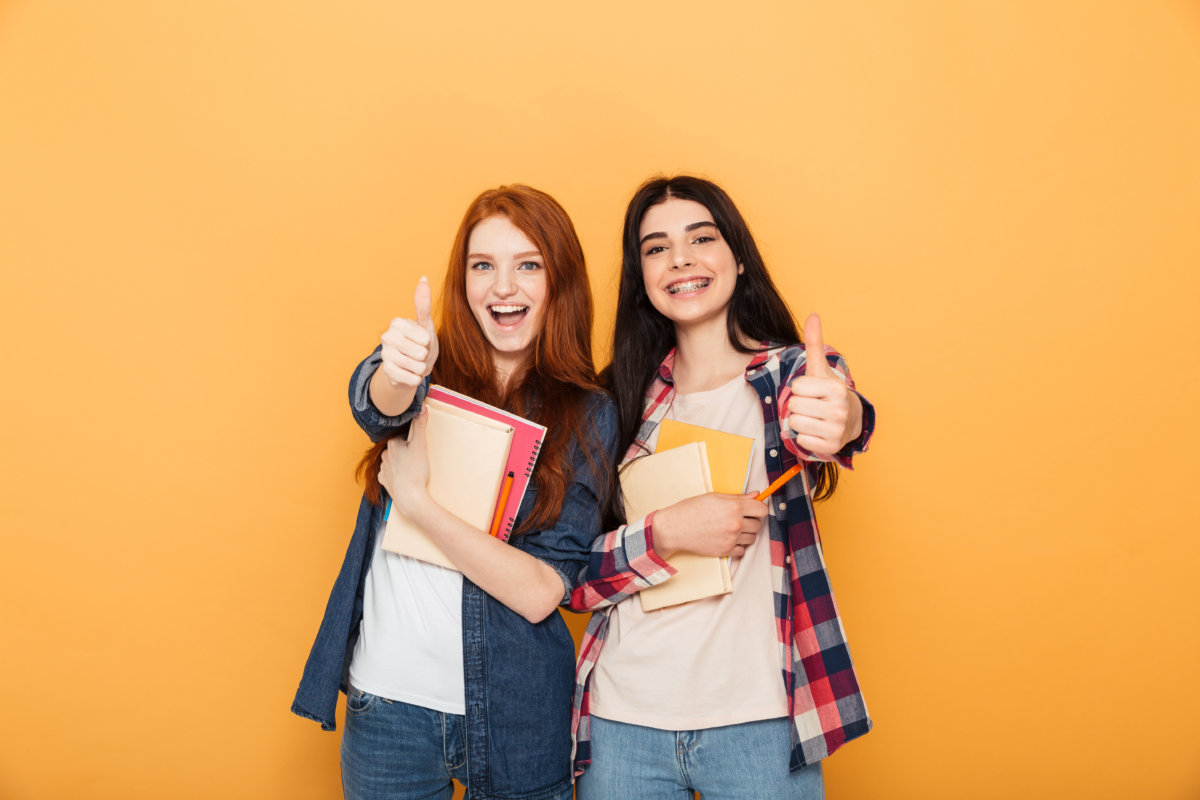 Beste Nachhilfe Plattform – Glückliche Schüler mit Online-Nachhilfe